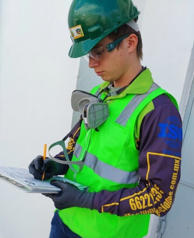 Técnico de HACCP FUMIGACIONES realizando inspección profesional de control de plagas en una propiedad