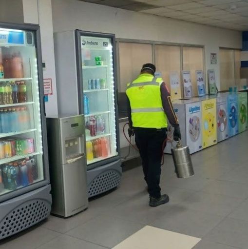 Equipo técnico revisando un servicio profesional de fumigación