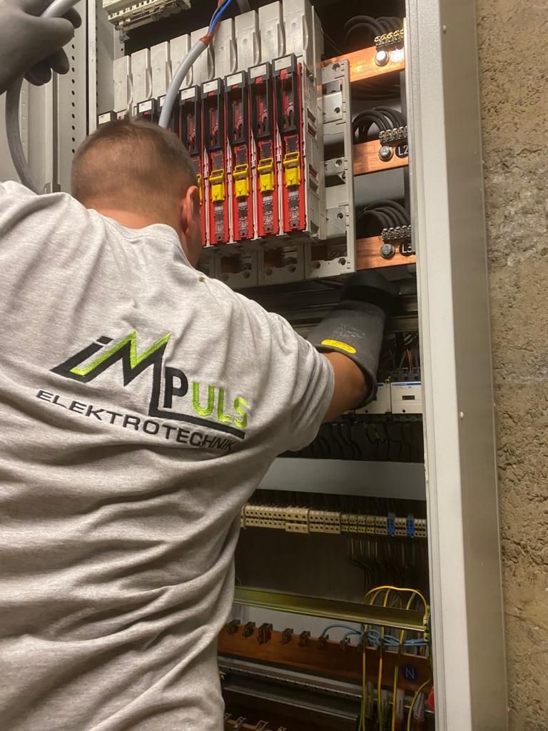Elektrotechniker bei der Arbeit