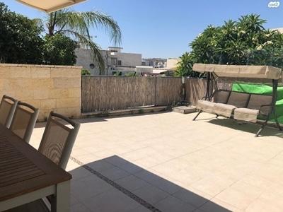 פטיו עם שולחן וכיסאות ונדנדה