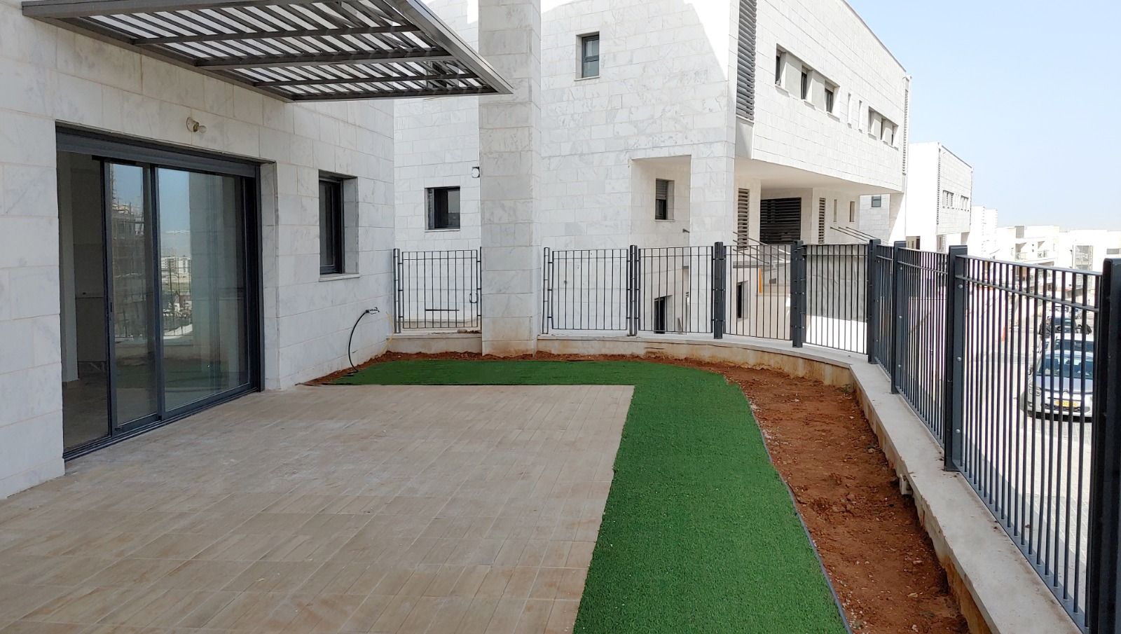 בית עם פטיו וגדר מולו.