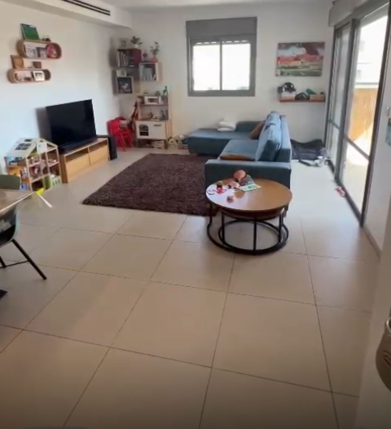סלון עם ספה ושולחן קפה