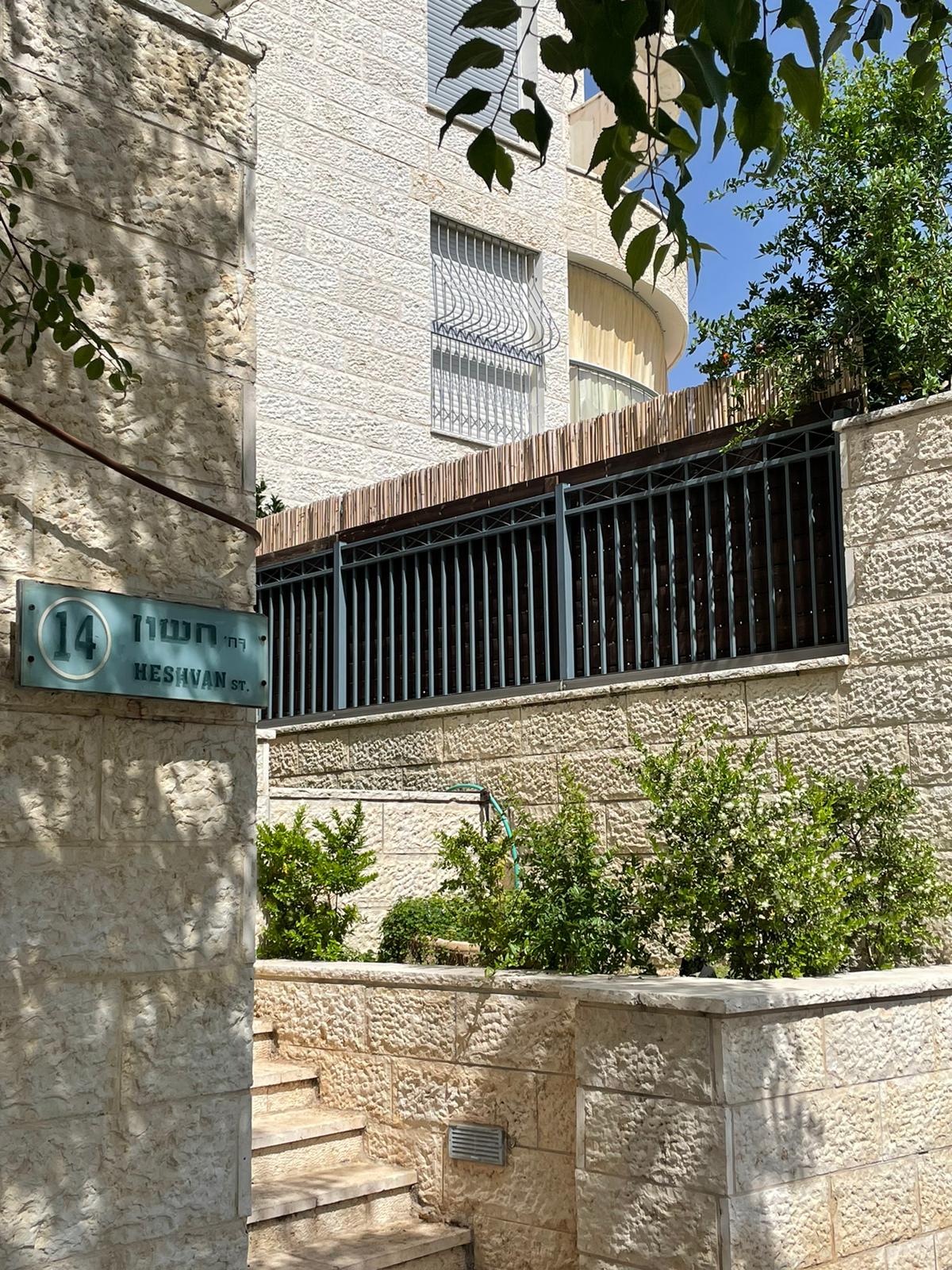 בניין עם שלט בצדו ומדרגות המובילות אליו.
