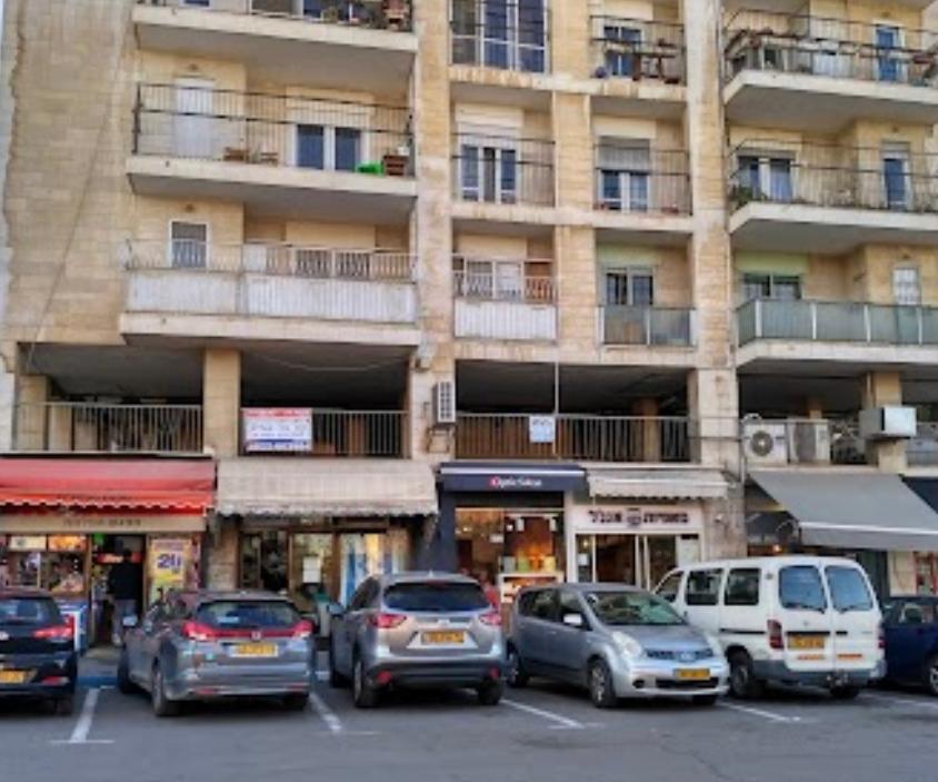 שורת מכוניות חונות מול בניין