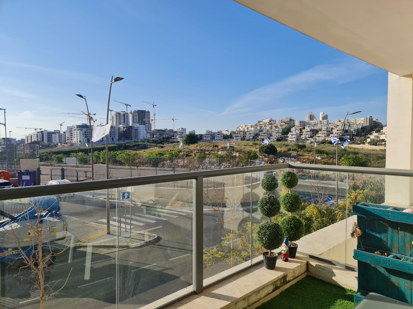 יש מרפסת עם נוף לעיר.