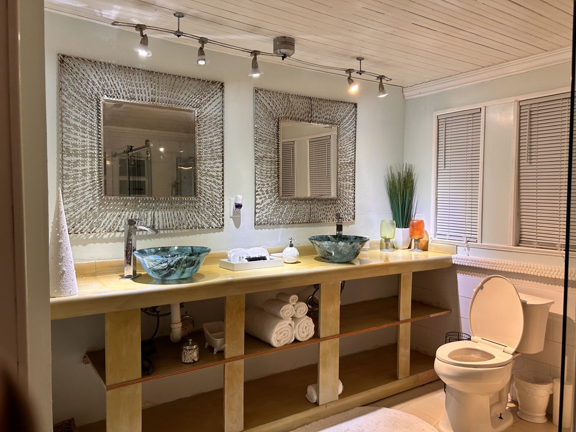 A bathroom with two sinks and a toilet.