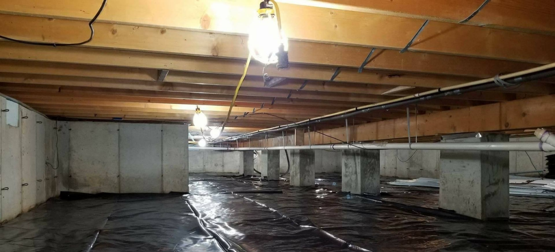 Dry crawl space with improved drainage and moisture protection