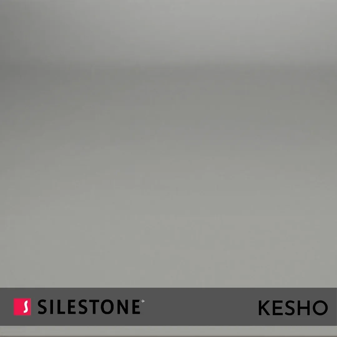 Muestra de encimera Silestone KESHO gris con etiqueta de la marca en la parte inferior.