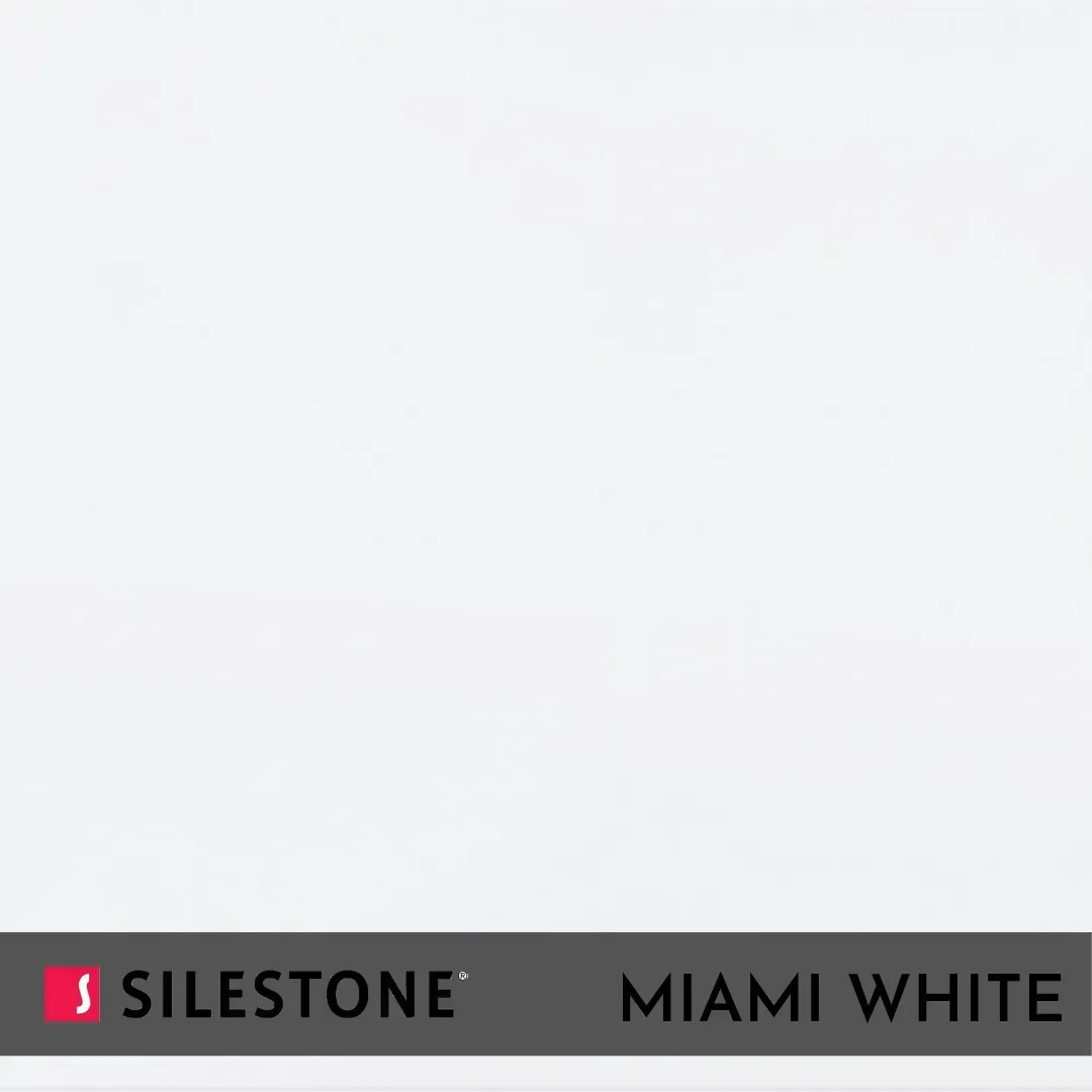 Muestra de Silestone Miami White con superficie blanca y etiqueta de la marca en negro en la parte inferior.
