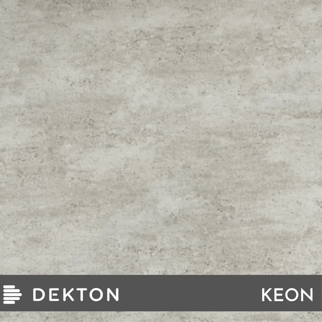 Textura de hormigón de color beige claro con una etiqueta DEKTON KEON de color gris oscuro en la parte inferior.