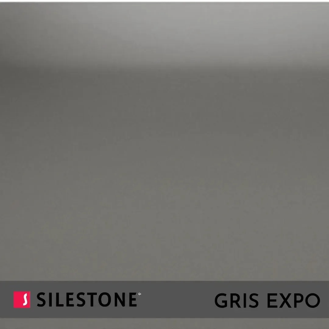 Losa de Silestone gris con la etiqueta “GRIS EXPO” en el borde inferior.