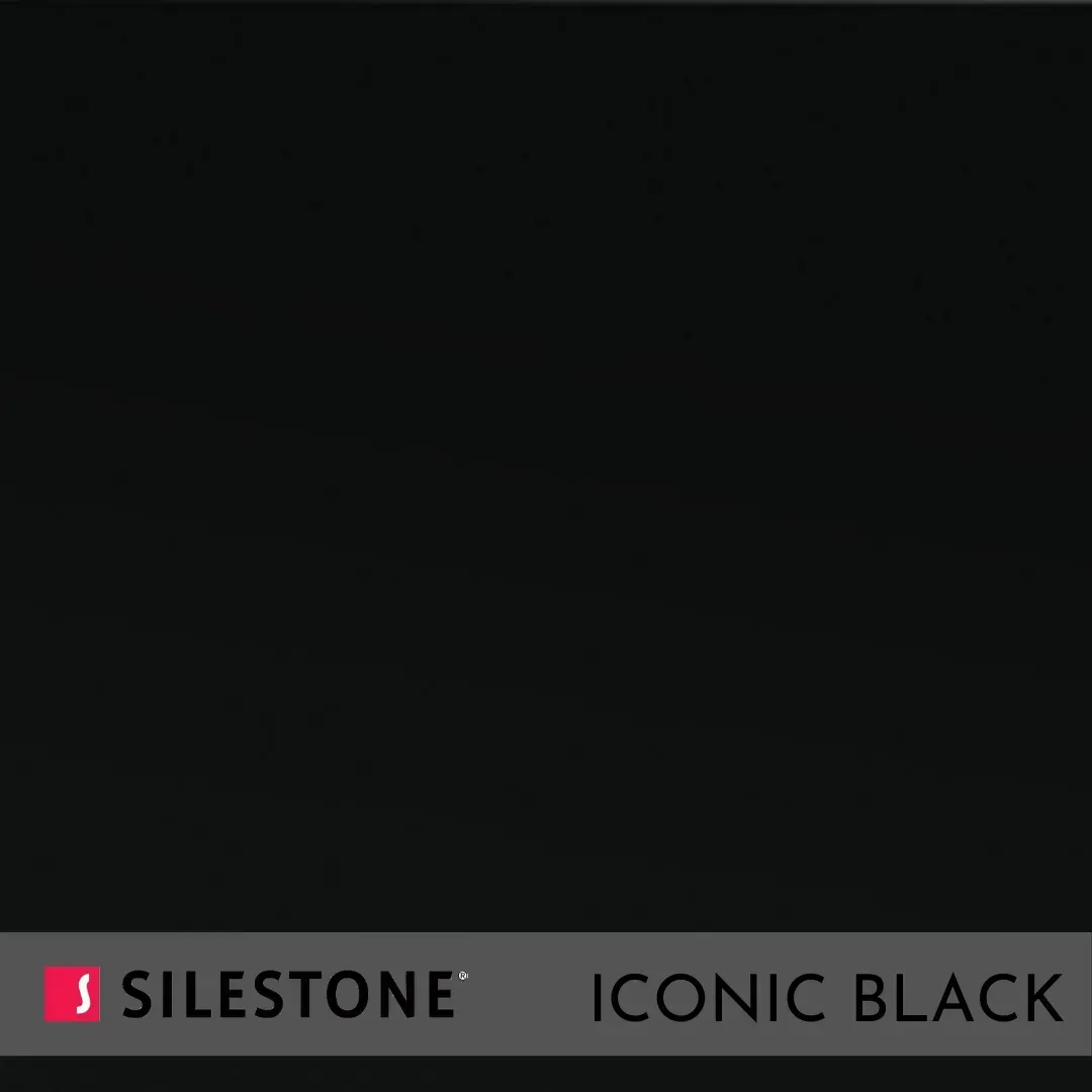 Muestra de encimera Silestone Iconic Black con superficie negra sólida y etiqueta de la marca en la parte inferior.
