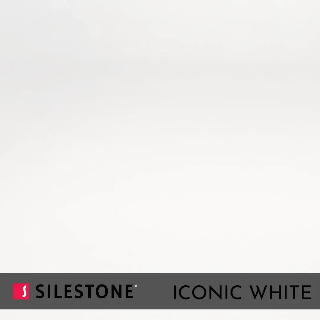 Muestra de Silestone Iconic White con superficie blanca y franja con el logotipo en negro en la parte inferior.