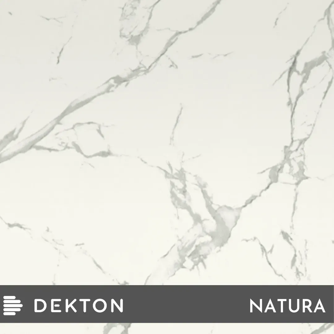 Encimera con superficie de mármol blanco con vetas grises, etiquetada como Dekton Natura.