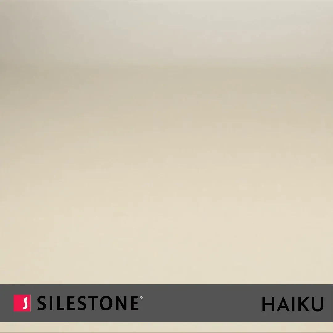 Muestra de encimera Silestone Haiku color beige con franja con el logotipo en la parte inferior.