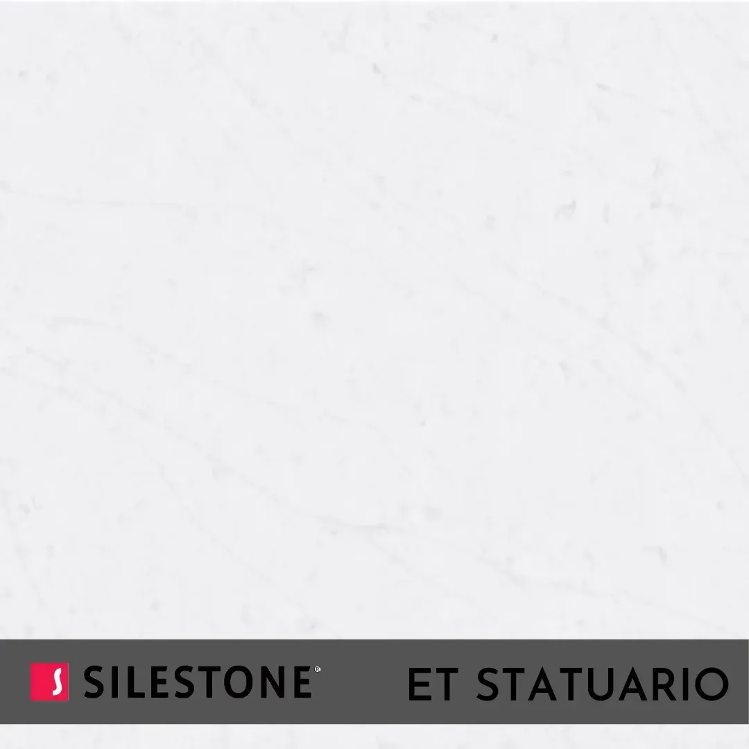 Textura de piedra blanca con el logotipo de Silestone y la etiqueta “Et Statuario” a lo largo del borde inferior.