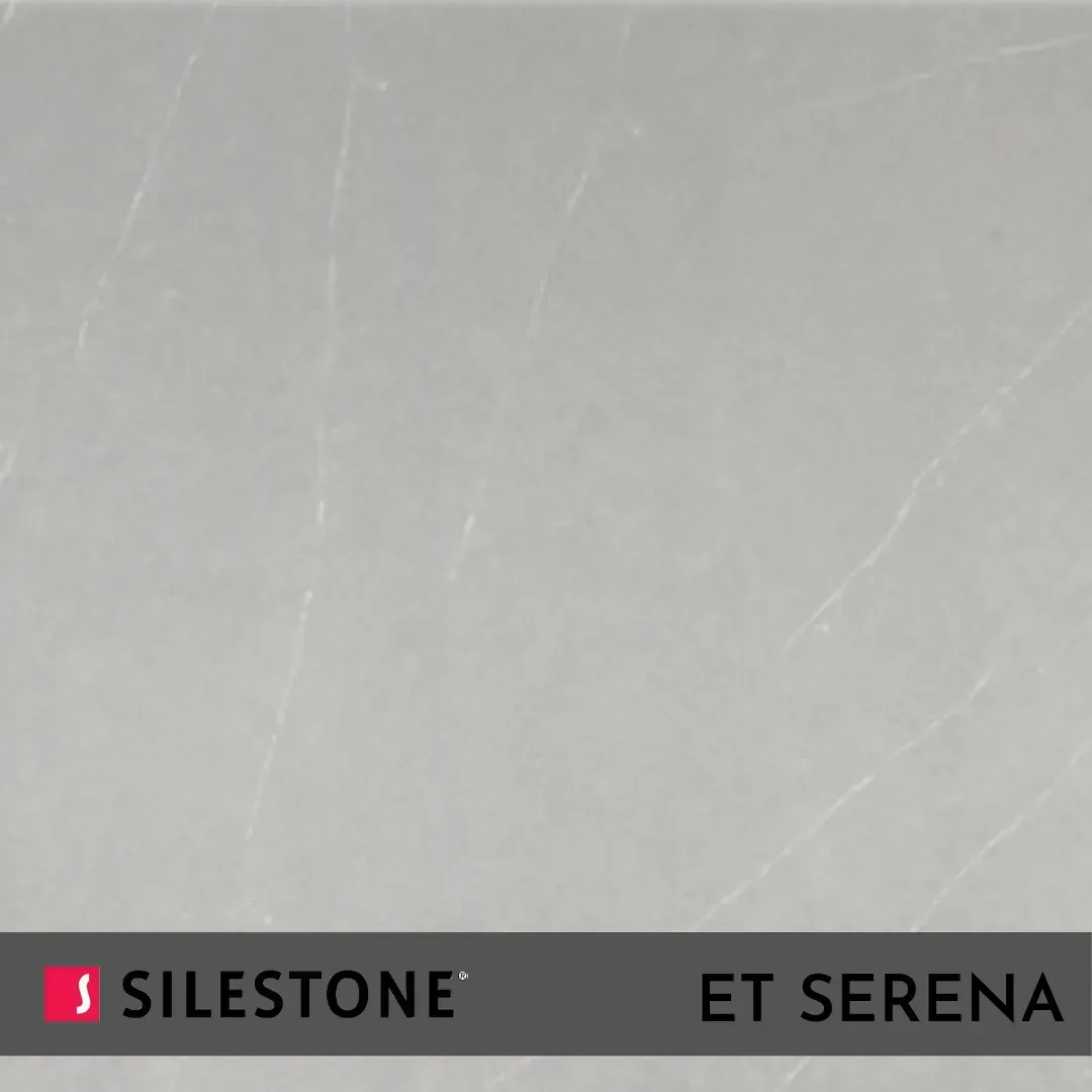 Superficie de piedra gris claro con el logotipo de Silestone y la etiqueta “ET SERENA” a lo largo del borde inferior.