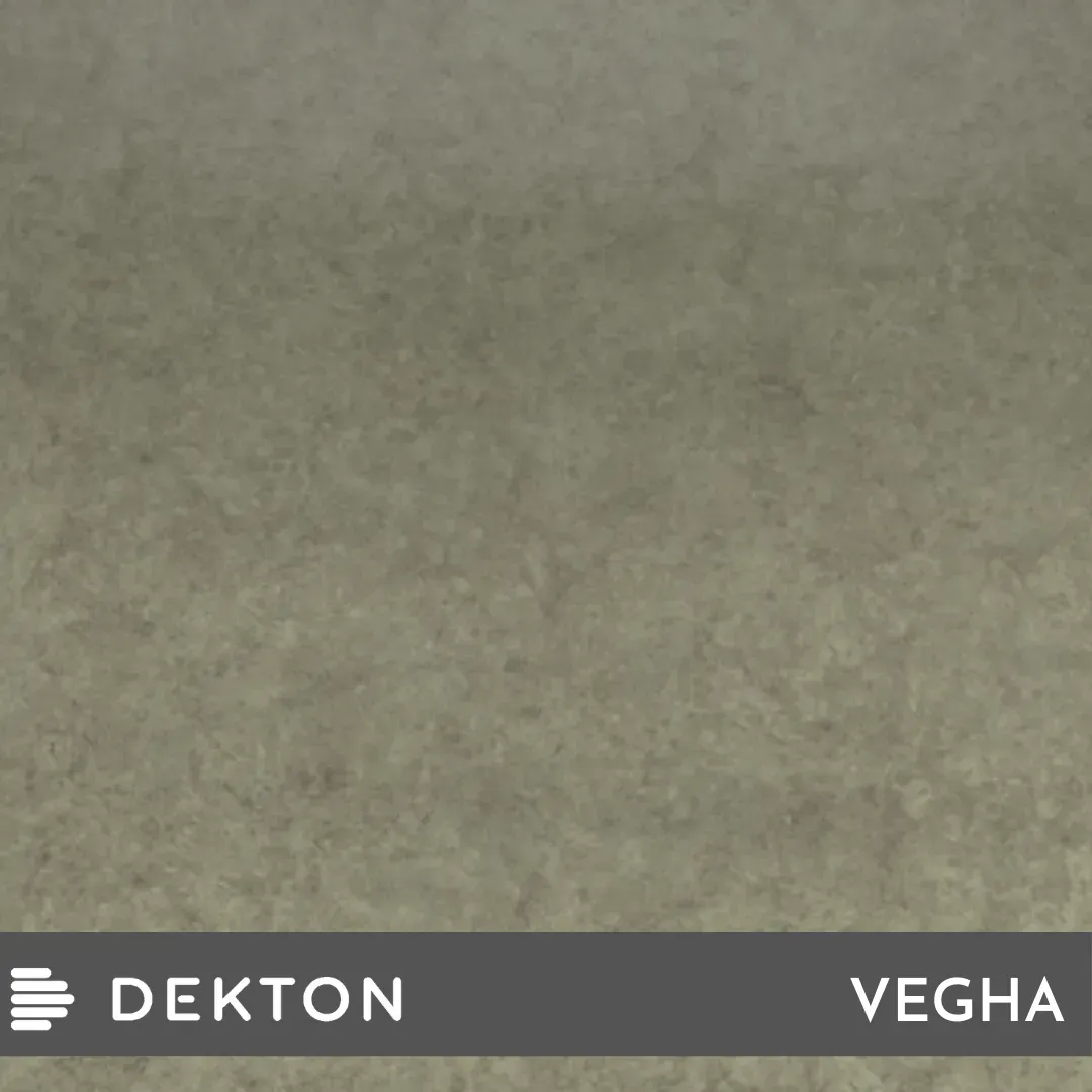Superficie texturizada de color gris con una franja inferior oscura etiquetada como “DEKTON” y “VEGHA”.