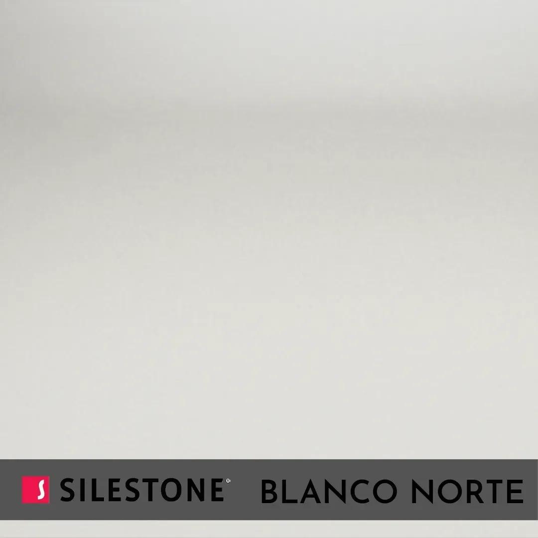 Superficie de encimera blanca Silestone Blanco Norte con etiqueta del producto en la parte inferior izquierda.