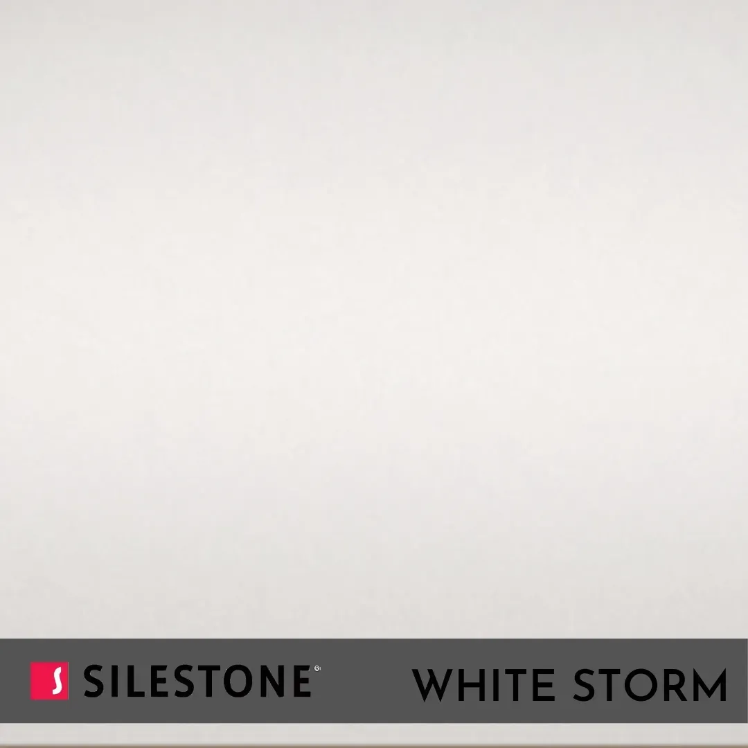 Muestra de encimera Silestone White Storm con superficie blanca y etiqueta de la marca en negro en la parte inferior.