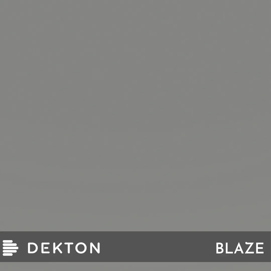 Azulejo gris con la etiqueta “DEKTON” a la izquierda y “BLAZE” a la derecha.