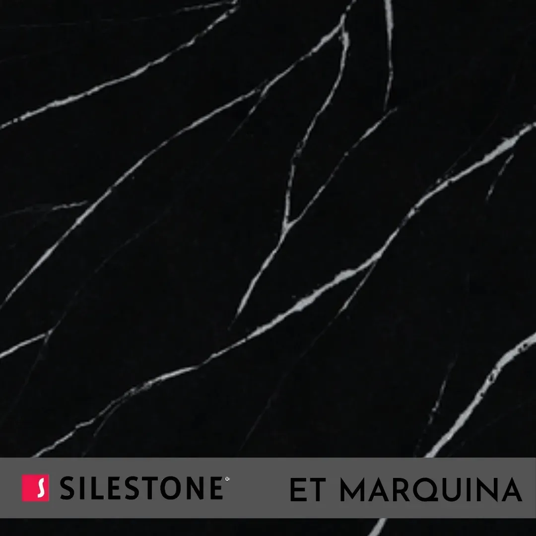 Superficie de encimera de mármol negro con vetas blancas y franja con el logotipo de Silestone en la parte inferior.
