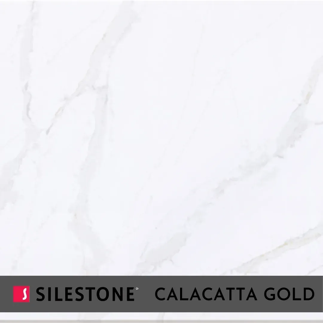 Superficie de encimera blanca con aspecto de mármol Calacatta Gold de Silestone con sutiles vetas grises.