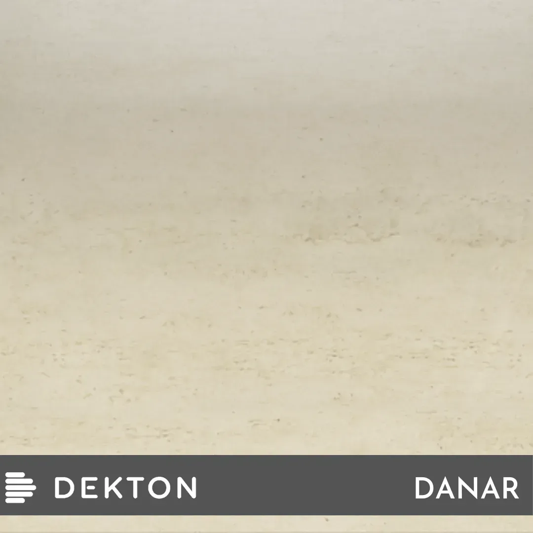 Superficie lisa de color beige con una barra inferior gris etiquetada como “DEKTON” y “DARNAR”.