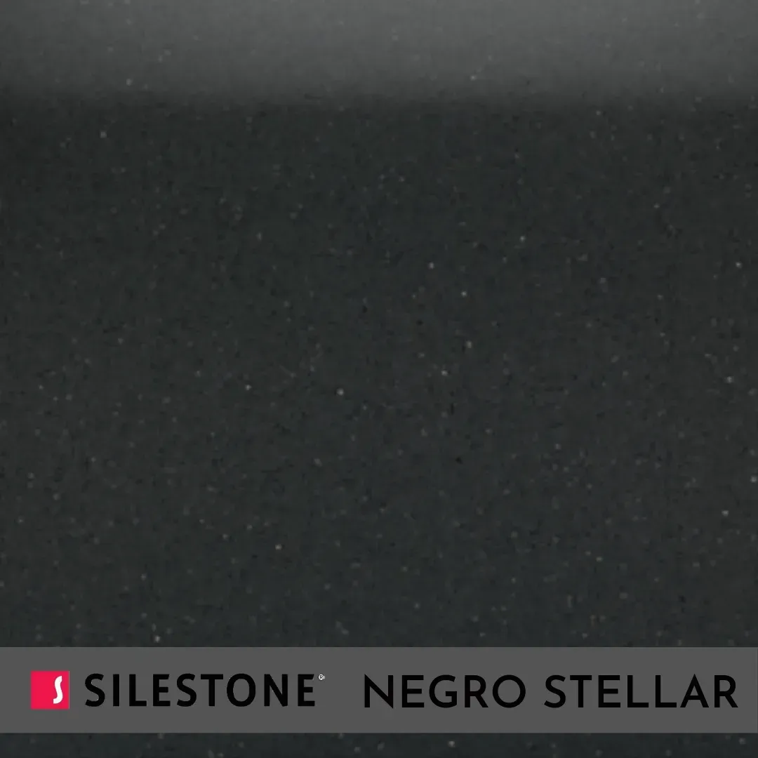 Superficie oscura texturizada con la etiqueta “Silestone Negro Stellar” en la parte inferior.