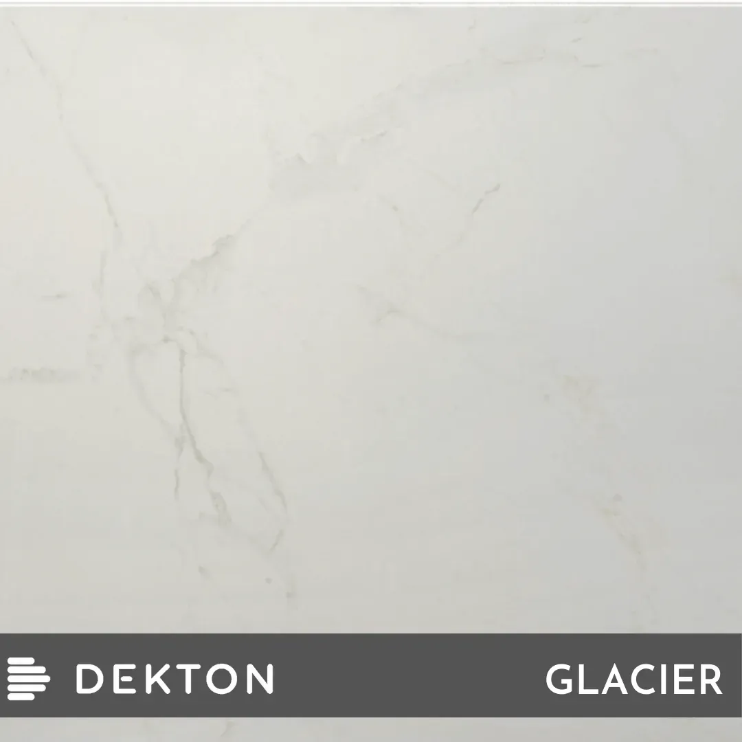 Superficie con aspecto de mármol blanco con sutiles vetas grises, denominada Dekton Glacier.