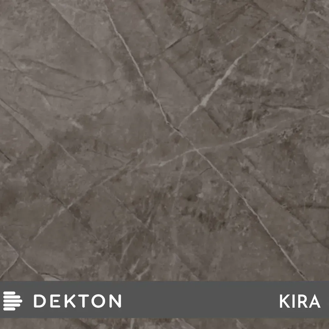 Muestra de baldosa gris con efecto de piedra agrietada, etiquetada como “DEKTON KIRA”.