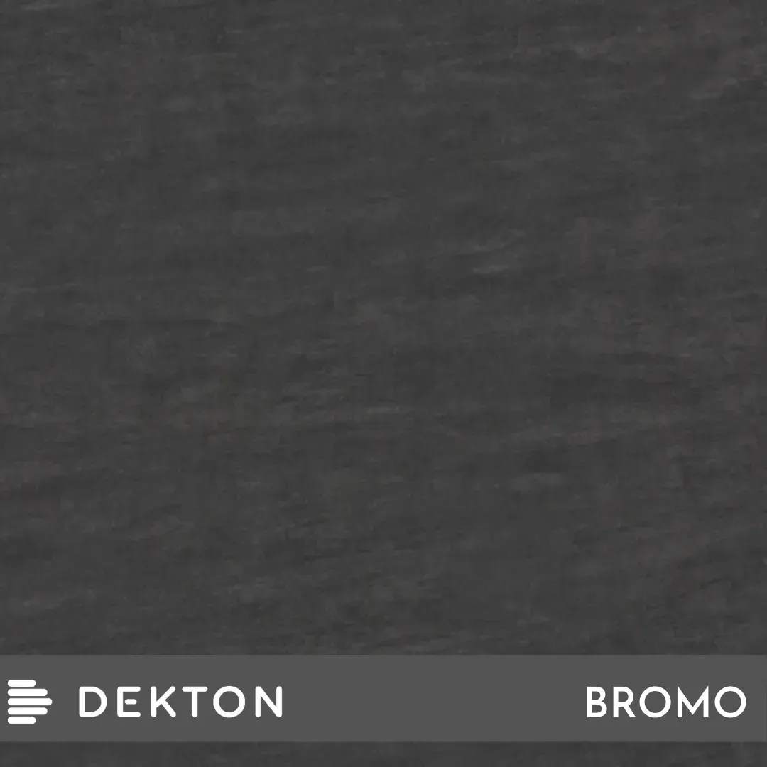 Superficie texturizada de color gris oscuro con las etiquetas “DEKTON” y “BROMO” en la parte inferior.