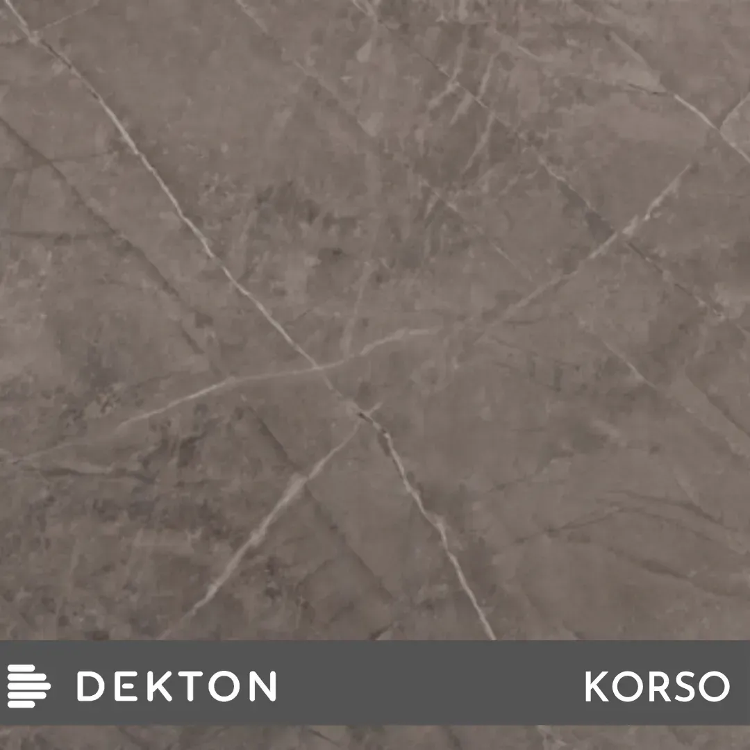 Baldosa de piedra texturizada de color gris parduzco con etiquetas DEKTON y KORSO en el borde inferior.