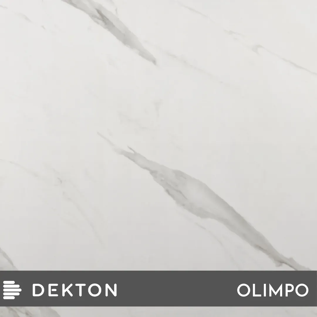 Baldosa de mármol gris claro con vetas sutiles y una tira con la etiqueta DEKTON OLIMPO en gris oscuro en la parte inferior.
