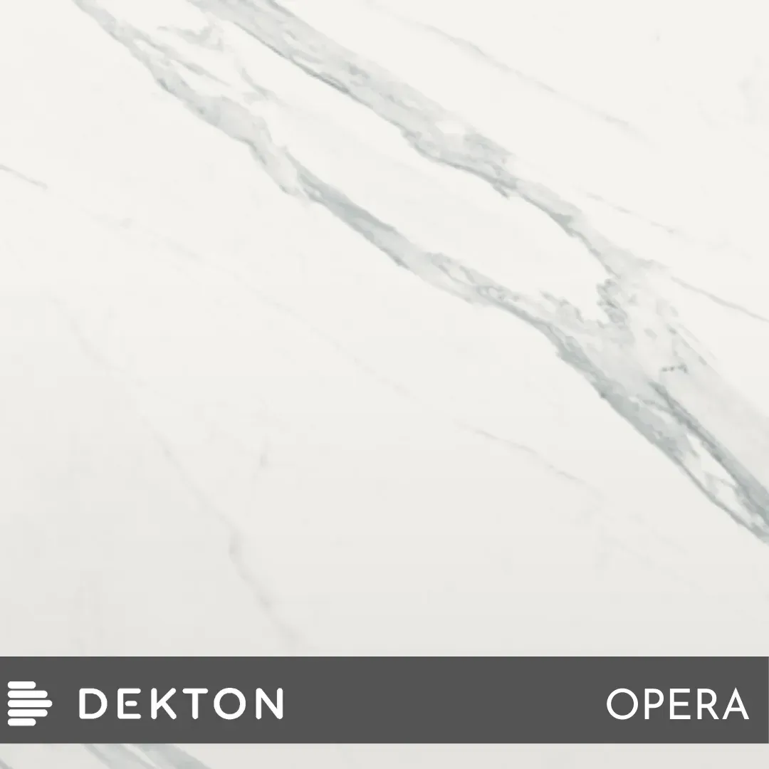 Superficie con aspecto de mármol blanco con vetas grises y una etiqueta en la parte inferior que dice “DEKTON OPERA”.