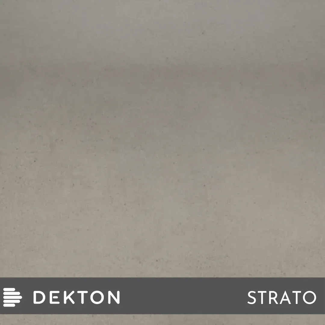 Pared de color beige con una franja gris en la parte inferior con las etiquetas “DEKTON” y “STRATO”.