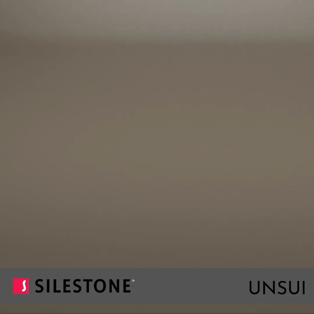 Superficie de piedra marrón con el logotipo de Silestone en la parte inferior izquierda y la etiqueta UNSUI en la parte inferior derecha.