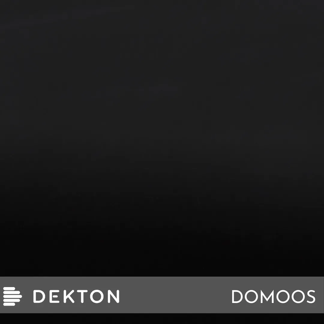 Pantalla oscura con una barra inferior gris etiquetada como “DEKTON” y “DOMOOS”.