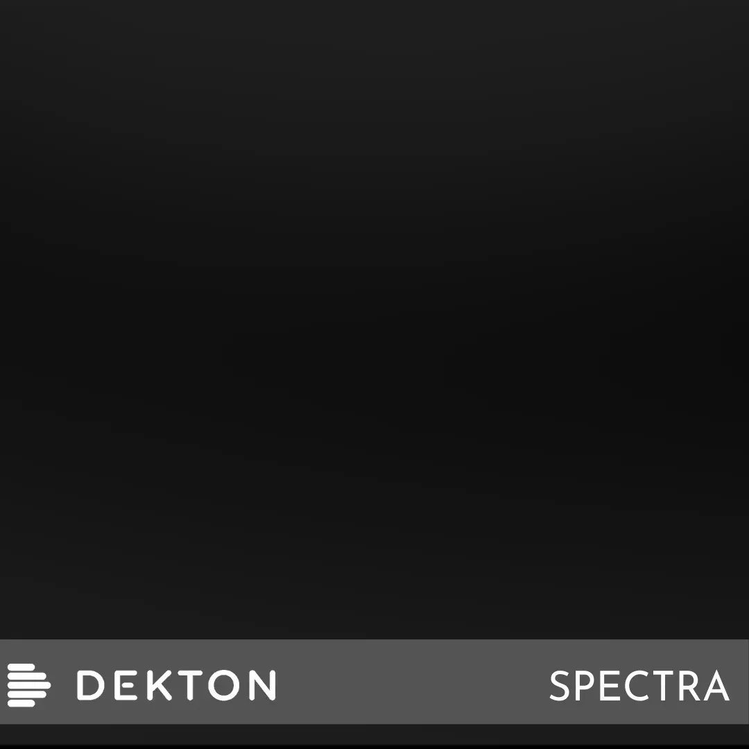 Pantalla oscura con una barra inferior etiquetada como “DEKTON” y “SPECTRA” en texto blanco.