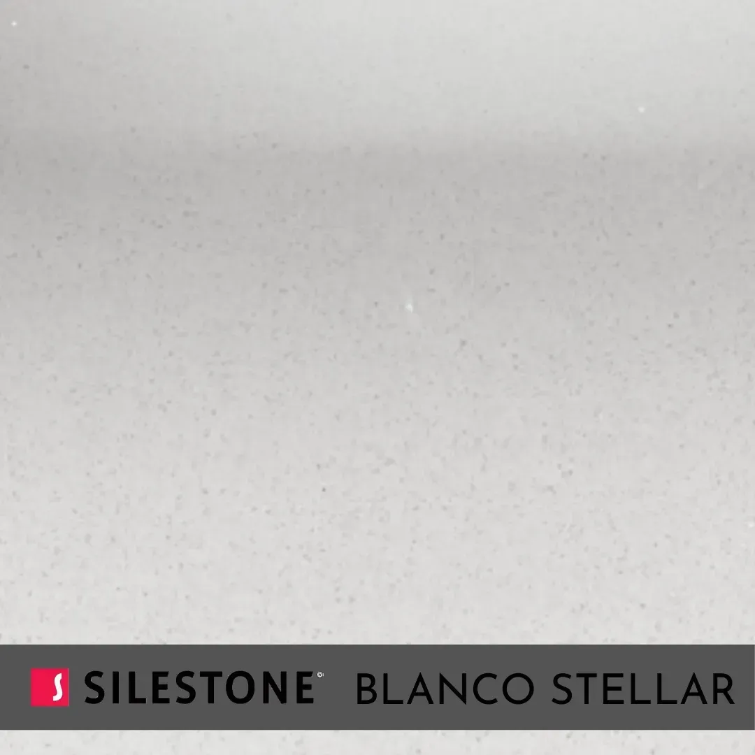 Muestra de encimera Silestone Blanco Stellar gris claro con acabado moteado y franja con el logotipo en la parte inferior.