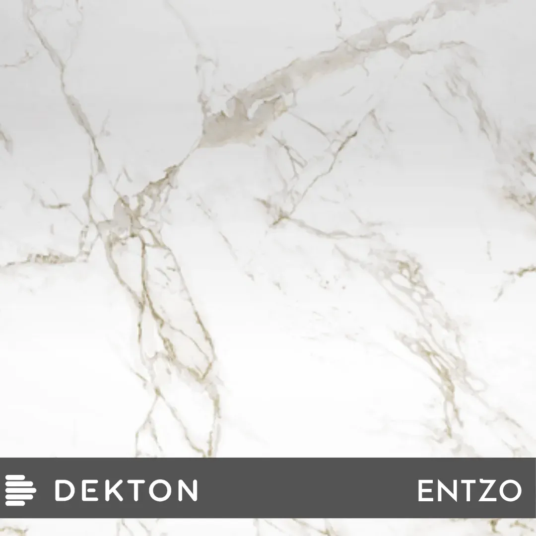 Baldosa blanca con aspecto de mármol, vetas beige sutiles y etiqueta Dekton Enzo en la parte inferior.