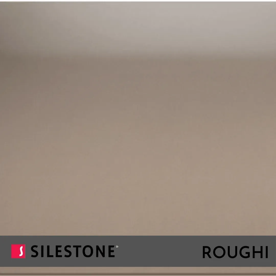 Muestra de encimera color beige con la etiqueta Silestone Rough en una franja gris en la parte inferior.