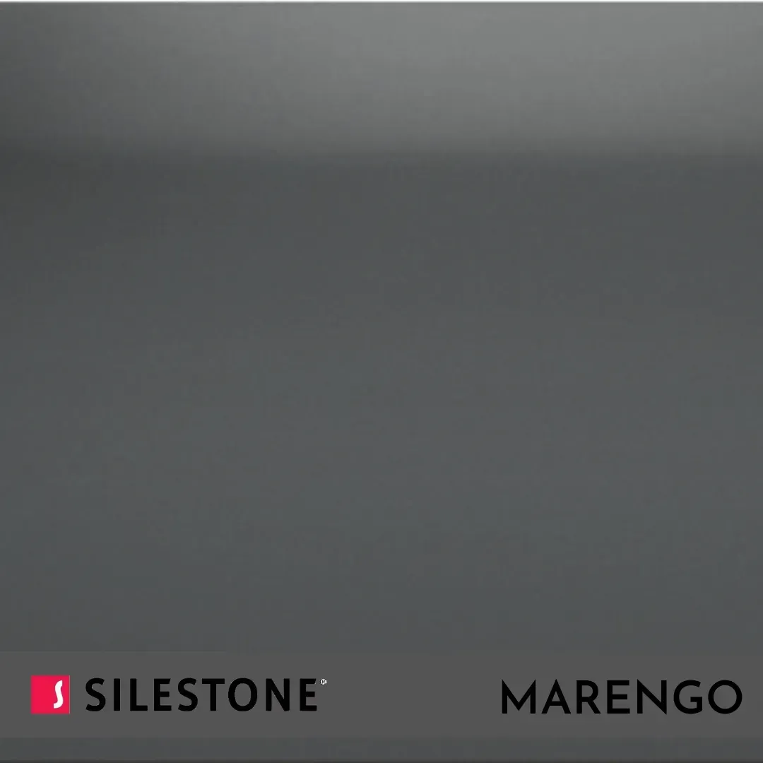 Superficie de piedra Silestone Marengo gris oscuro con logotipo sobre fondo gris.