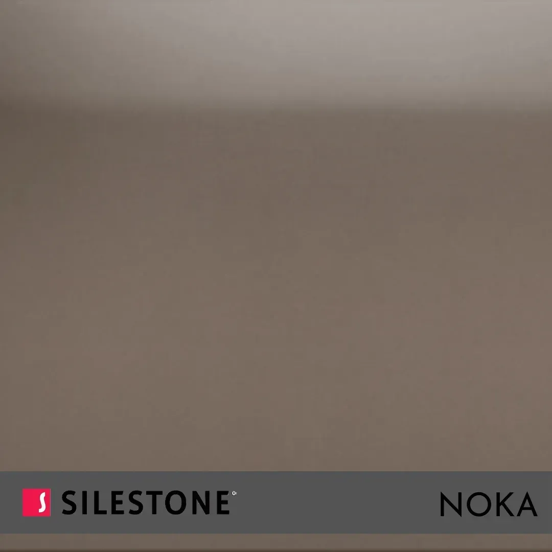 Muestra de encimera de color beige neutro con las etiquetas “Silestone” y “Noka”.