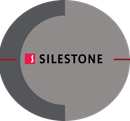 Logotipo de Silestone en negro y rojo sobre un fondo circular gris.