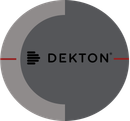 Logotipo de DEKTON sobre un círculo gris oscuro con borde gris claro y líneas horizontales rojas.
