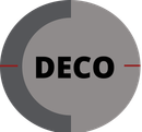 Logotipo circular gris de DECO con texto negro y líneas horizontales rojas a ambos lados.