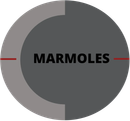 Logotipo circular gris con la palabra “MARMOLES” en negro y líneas horizontales rojas en los laterales.