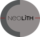 Logotipo de NEOLITH sobre un fondo circular gris con detalles en gris oscuro y rojo.