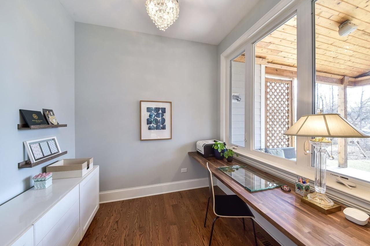 A room with a desk and a lamp in it